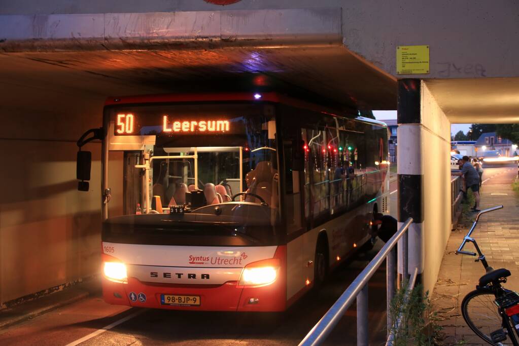 Lijnbus rijdt zich muurvast in spoortunnel