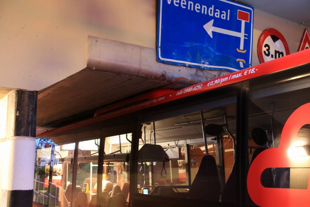 Lijnbus rijdt zich muurvast in spoortunnel