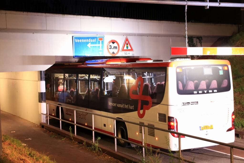 Lijnbus rijdt zich muurvast in spoortunnel