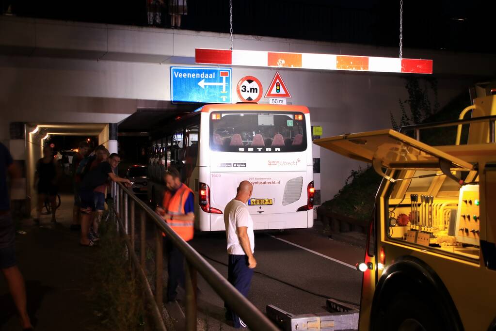 Lijnbus rijdt zich muurvast in spoortunnel