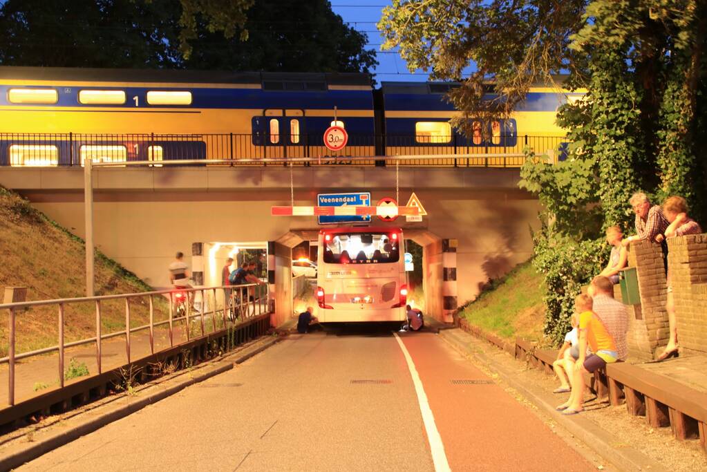 Lijnbus rijdt zich muurvast in spoortunnel
