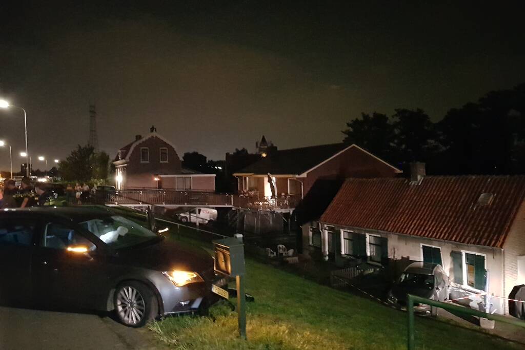 Geparkeerde auto ramt gevel na botsing