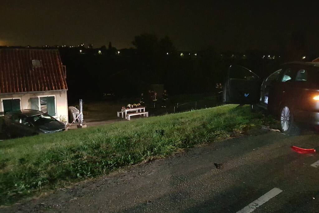Geparkeerde auto ramt gevel na botsing