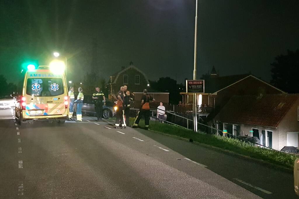 Geparkeerde auto ramt gevel na botsing
