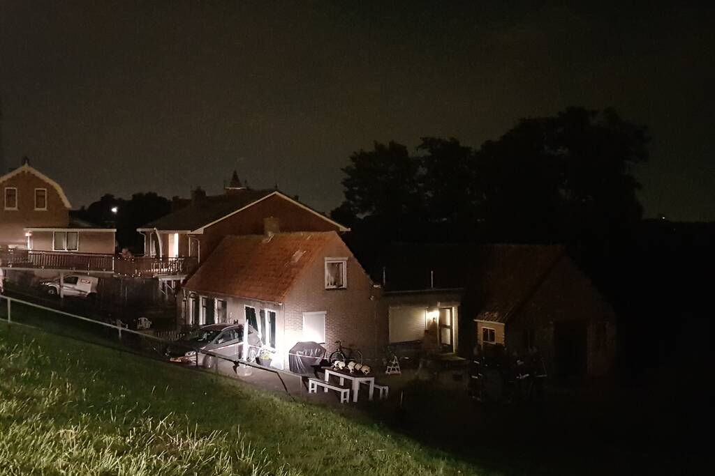 Geparkeerde auto ramt gevel na botsing