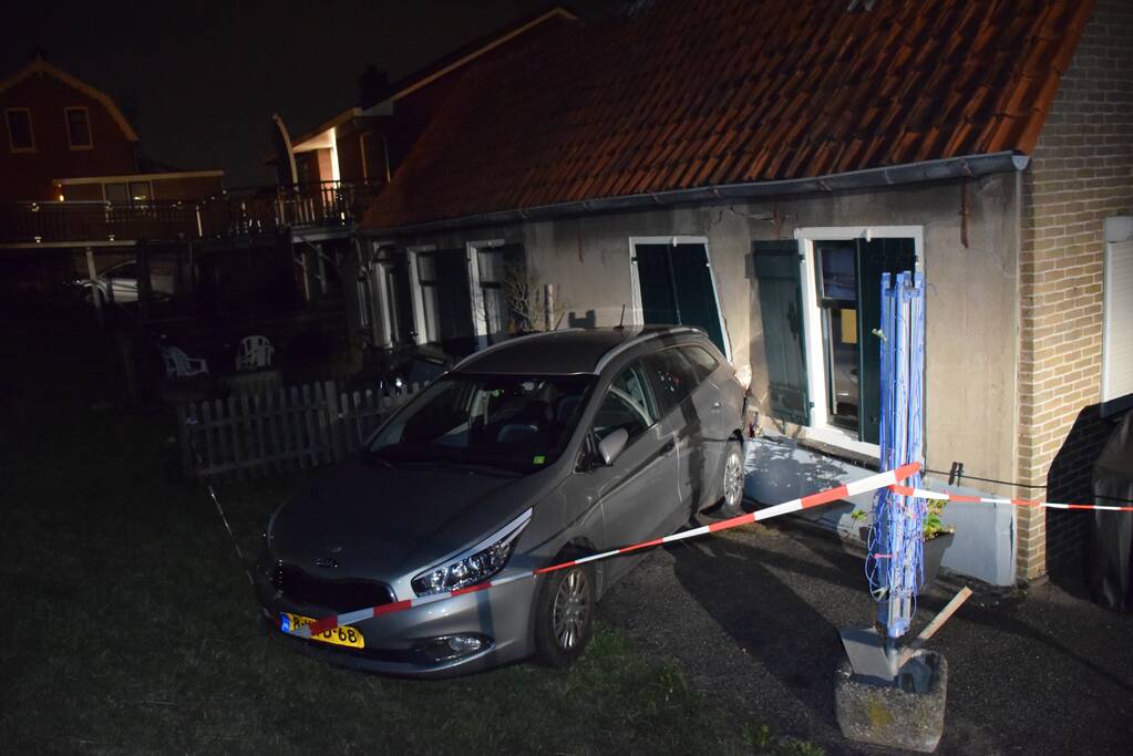 Geparkeerde auto ramt gevel na botsing