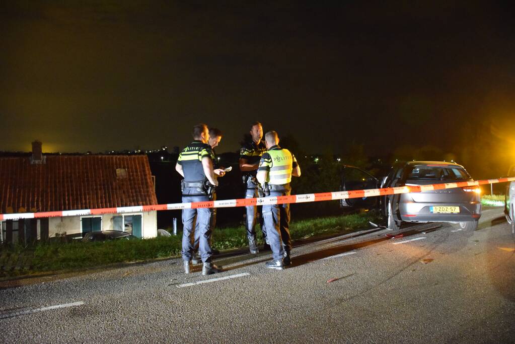 Geparkeerde auto ramt gevel na botsing