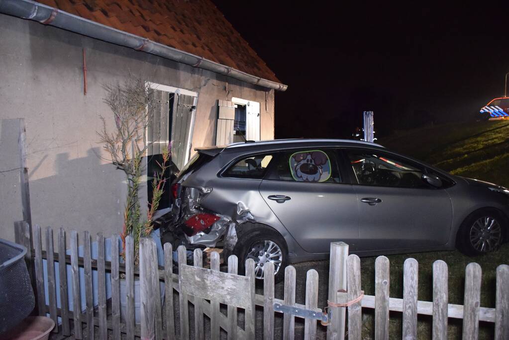 Geparkeerde auto ramt gevel na botsing
