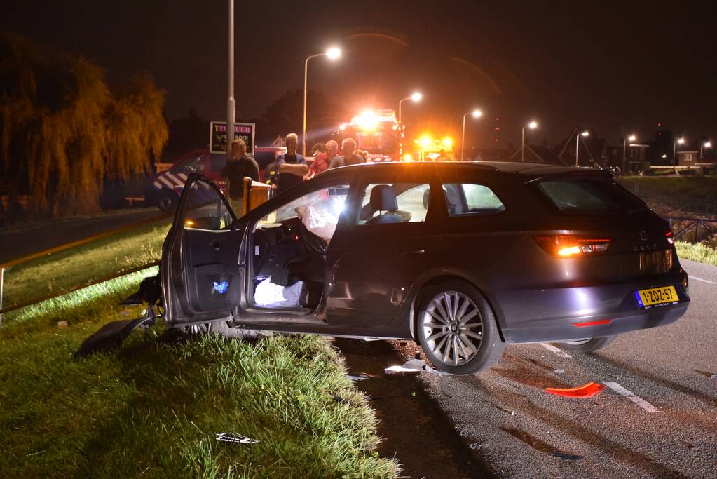 Geparkeerde auto ramt gevel na botsing