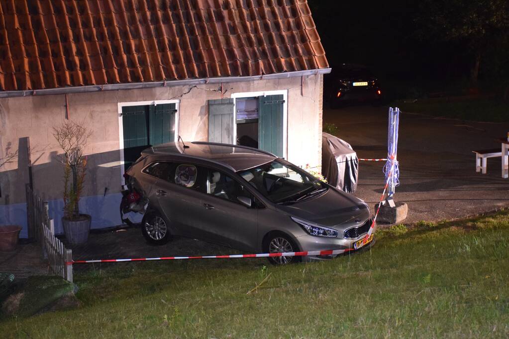 Geparkeerde auto ramt gevel na botsing
