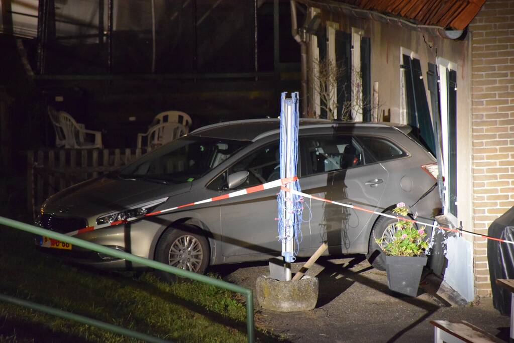 Geparkeerde auto ramt gevel na botsing