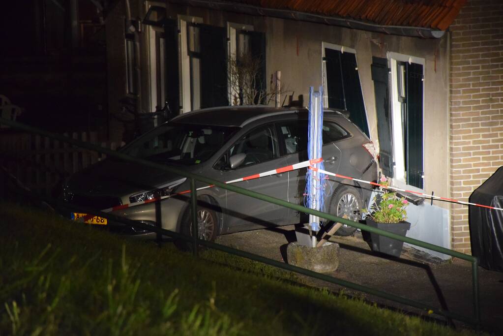 Geparkeerde auto ramt gevel na botsing