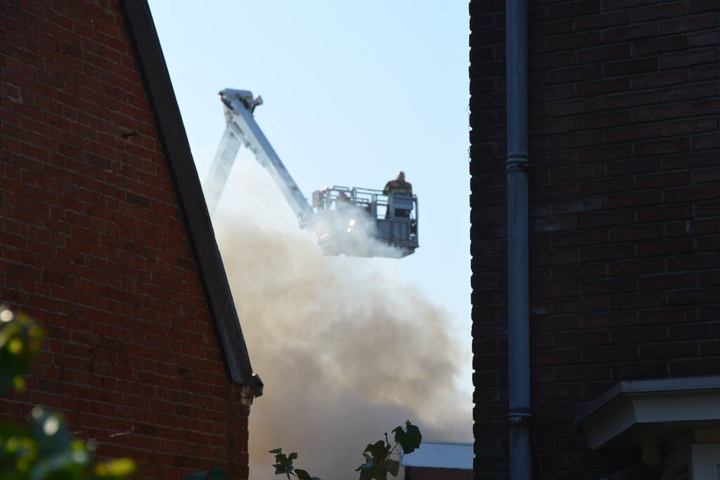 Veel rook bij uitslaande woningbrand