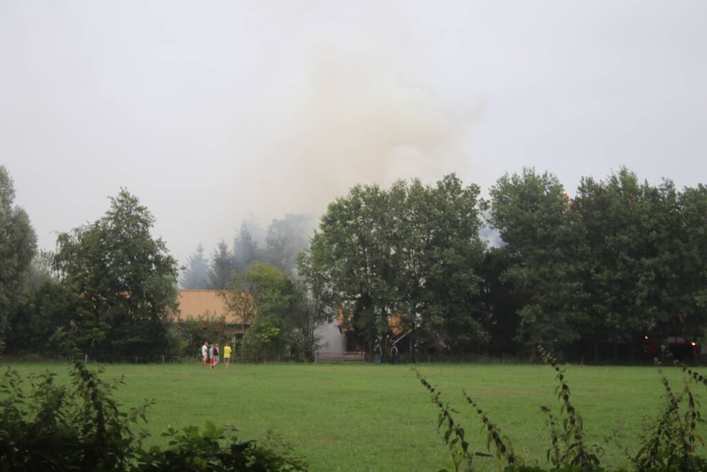 Uitslaande brand in woning met rieten kap