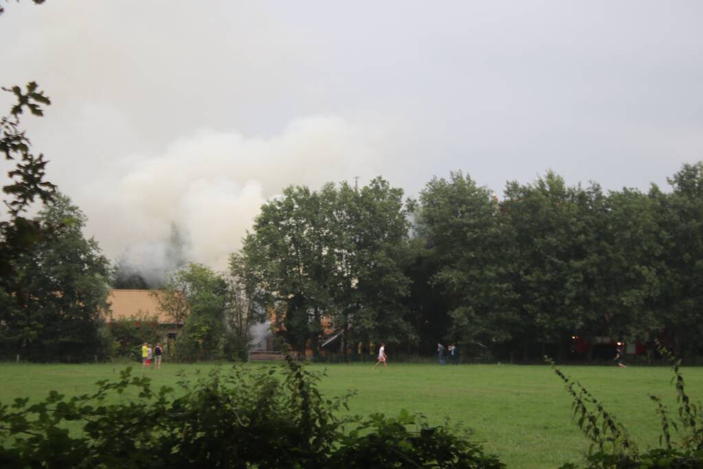 Uitslaande brand in woning met rieten kap