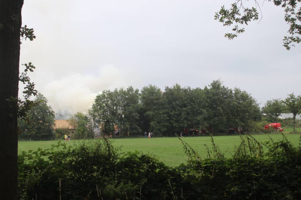 Uitslaande brand in woning met rieten kap