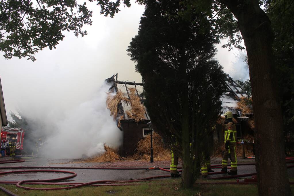 Uitslaande brand in woning met rieten kap