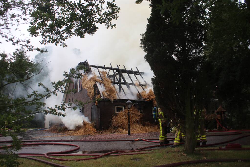 Uitslaande brand in woning met rieten kap