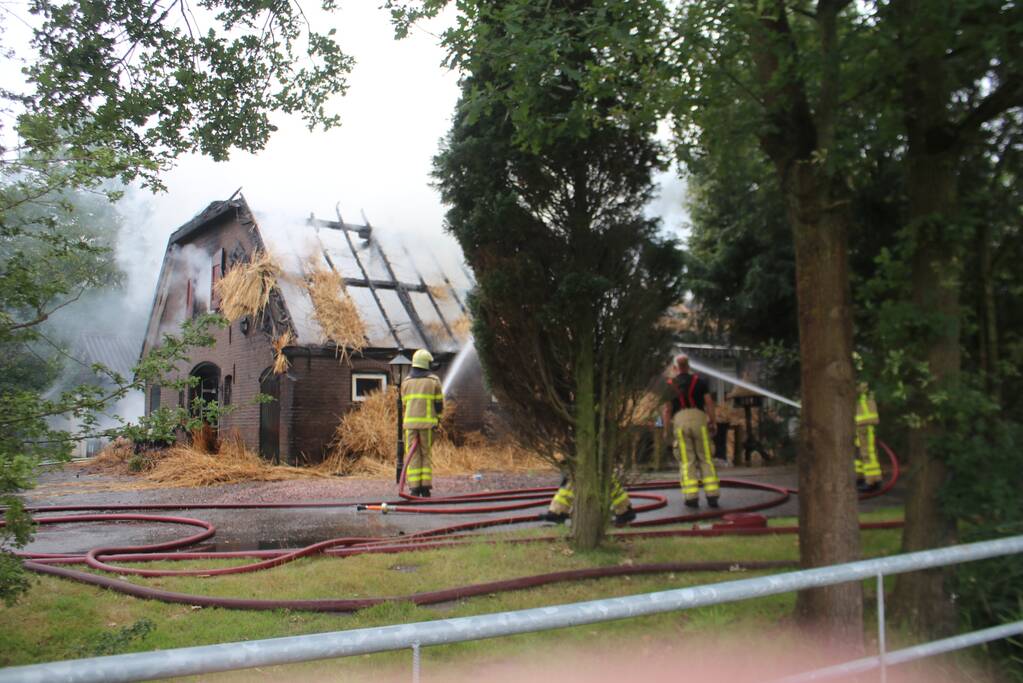 Uitslaande brand in woning met rieten kap