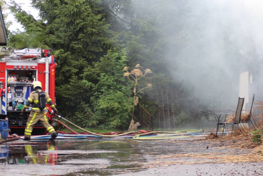 Uitslaande brand in woning met rieten kap