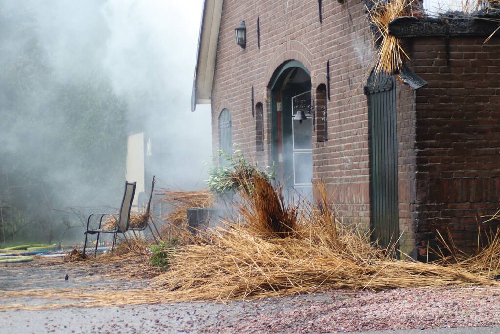 Uitslaande brand in woning met rieten kap