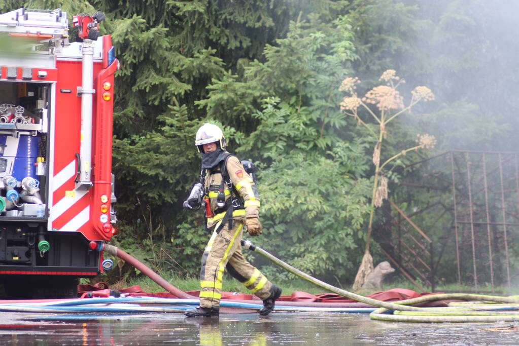 Uitslaande brand in woning met rieten kap