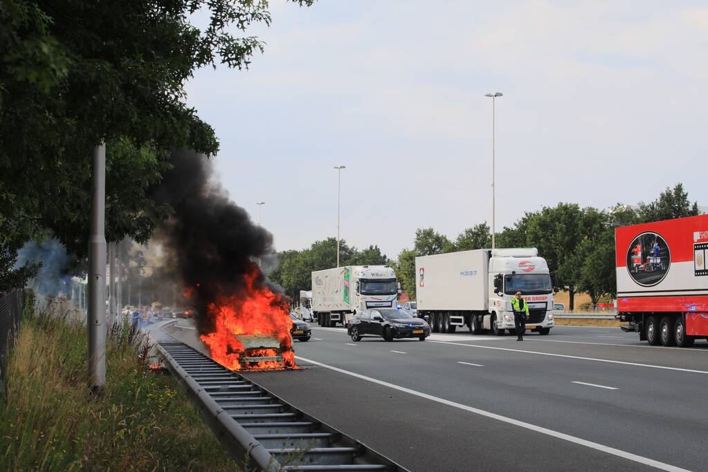 Voertuig volledig uitgebrand