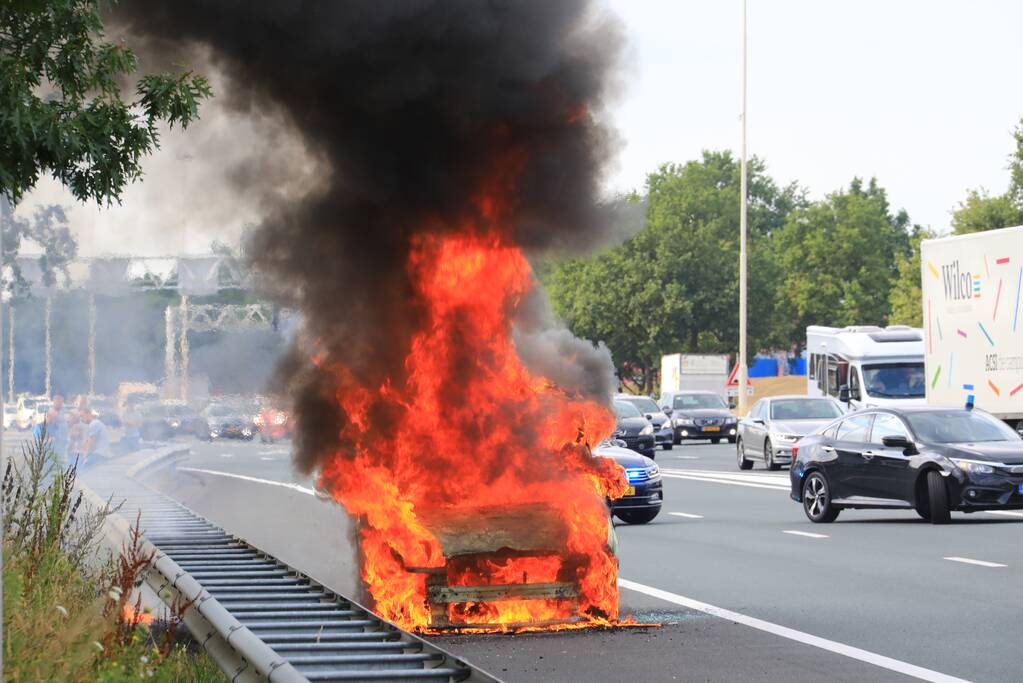Voertuig volledig uitgebrand