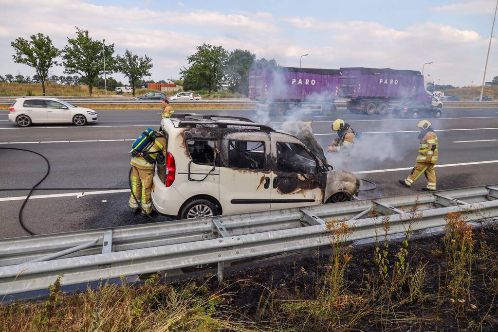 Voertuig volledig uitgebrand
