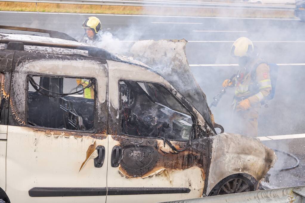 Voertuig volledig uitgebrand