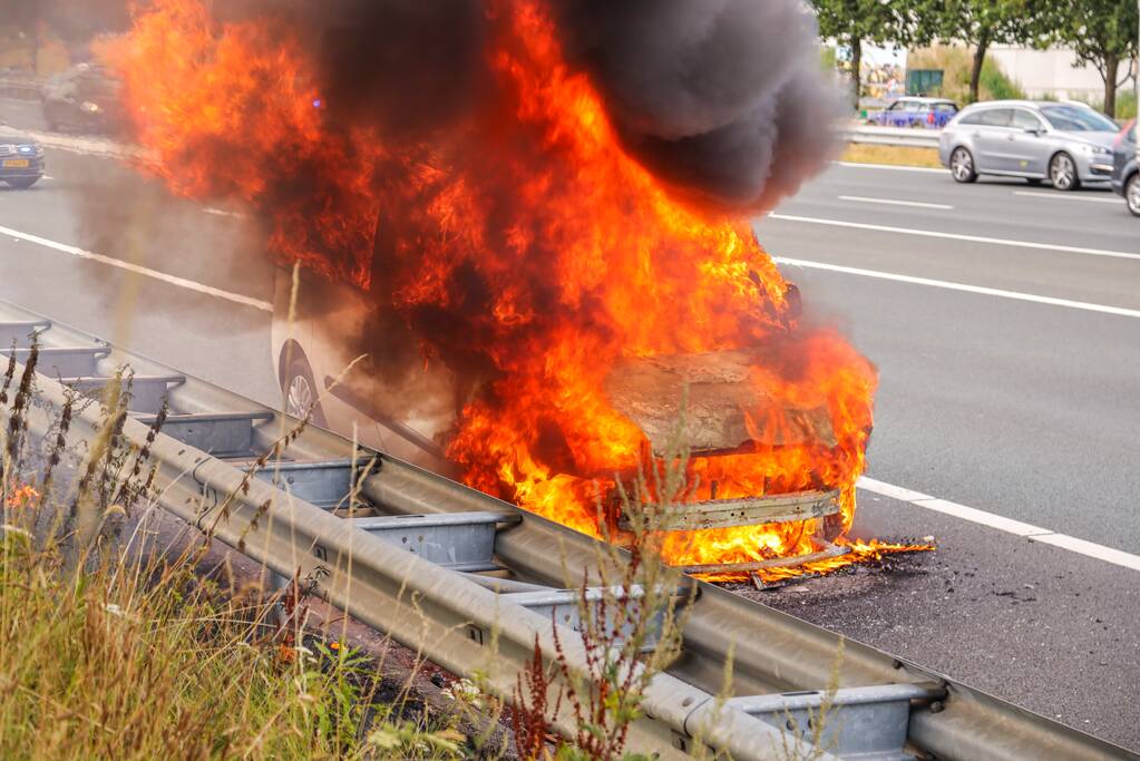 Voertuig volledig uitgebrand