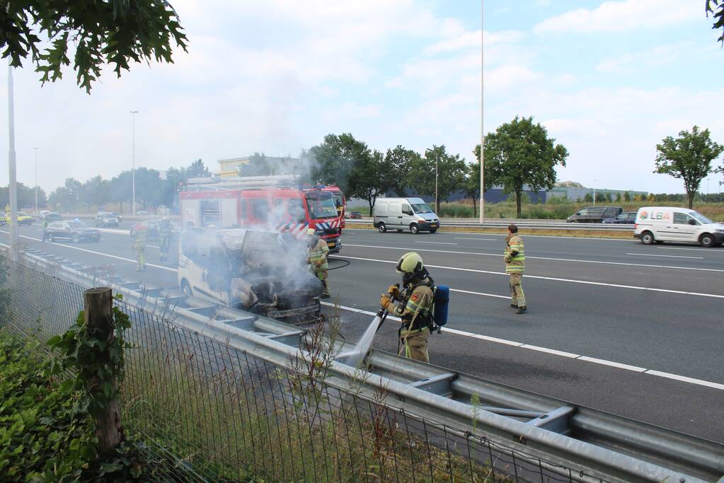 Voertuig volledig uitgebrand