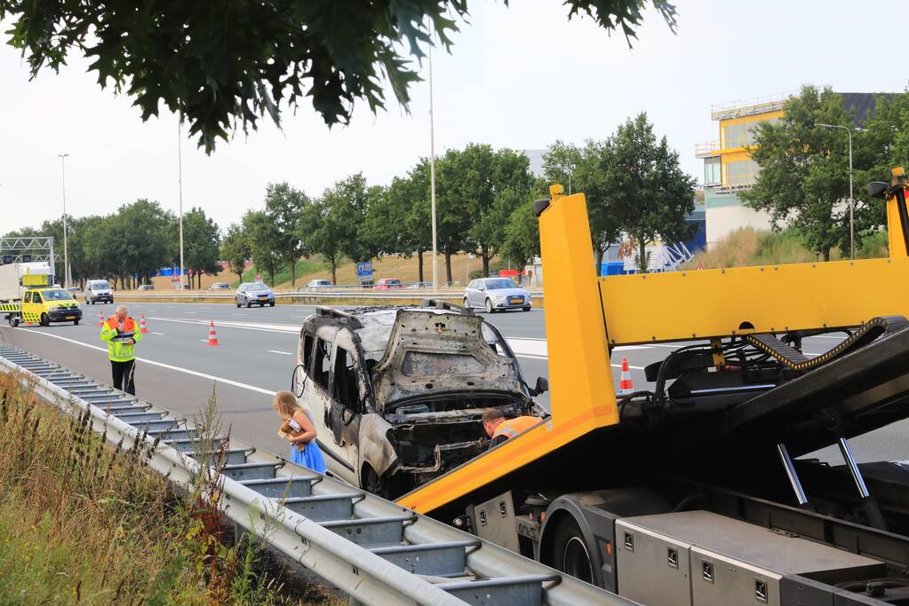 Voertuig volledig uitgebrand