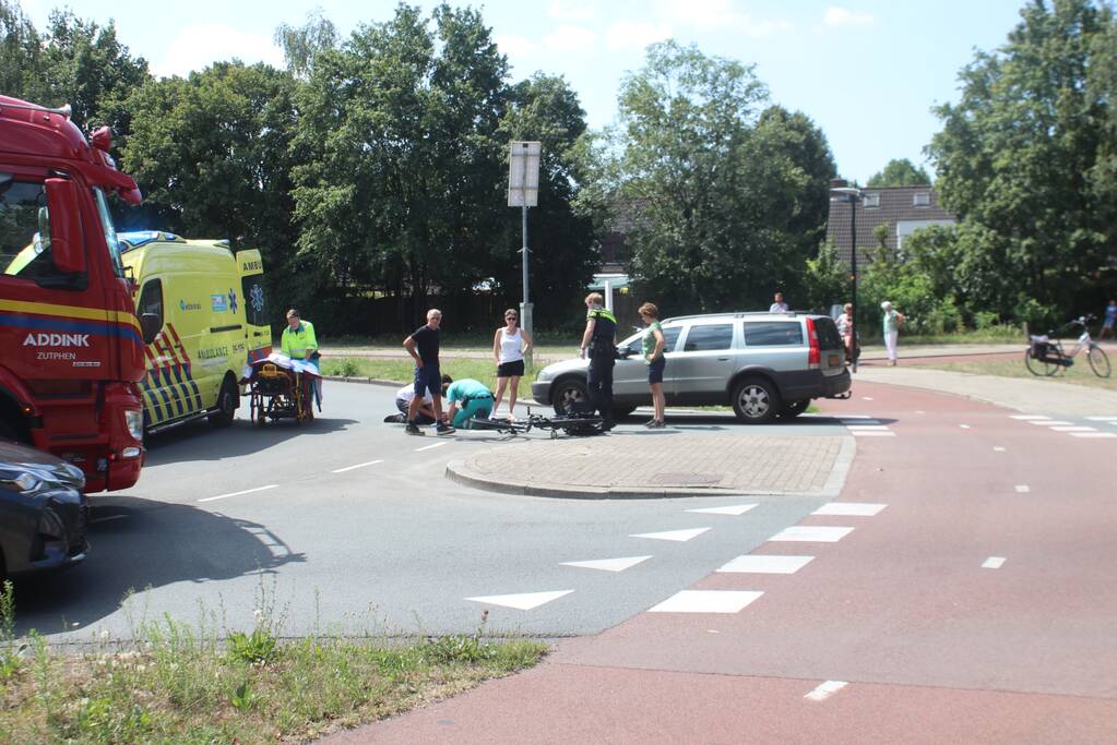 E-bikester gewond na botsing met auto
