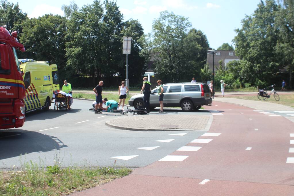 E-bikester gewond na botsing met auto