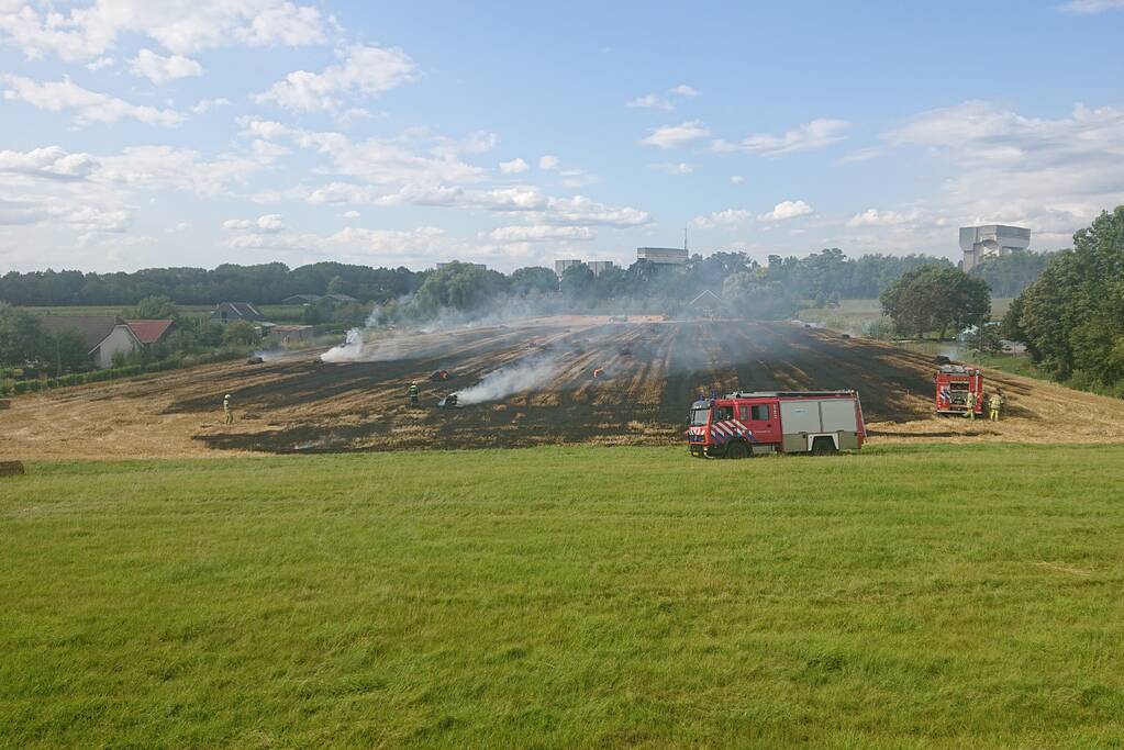 Groot graanveld in brand
