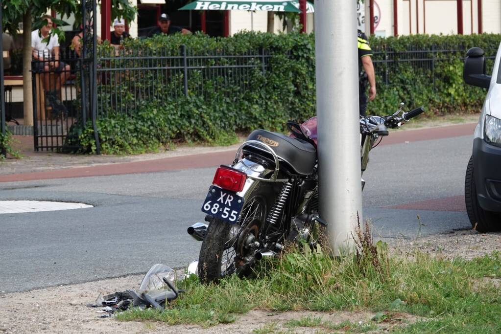 Motorrijder zwaargewond bij aanrijding met auto