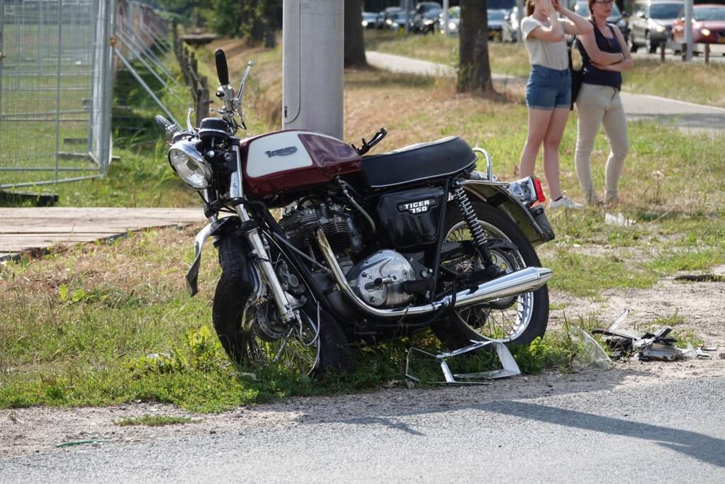 Motorrijder zwaargewond bij aanrijding met auto
