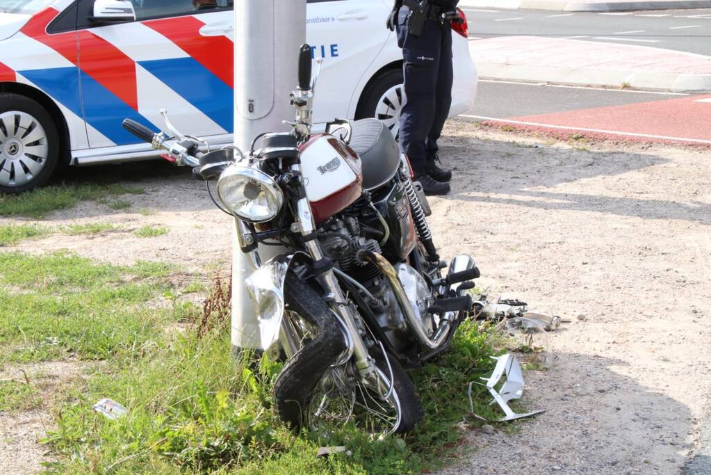 Motorrijder zwaargewond bij aanrijding met auto