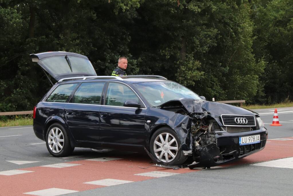 Motorrijder zwaargewond bij aanrijding met auto