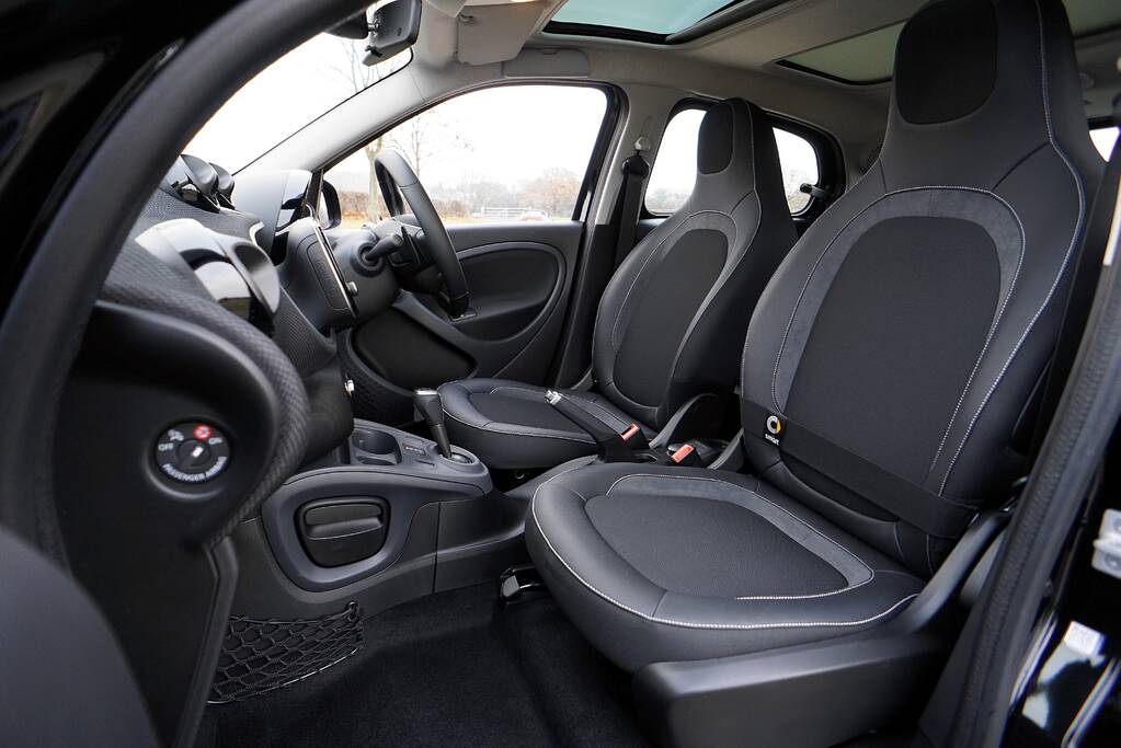 Verborgen ruimte in auto met drugs pakketten