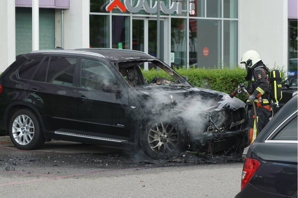 Auto verwoest door brand