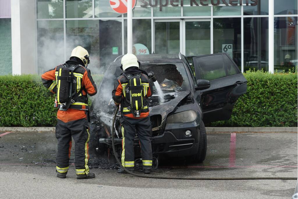 Auto verwoest door brand