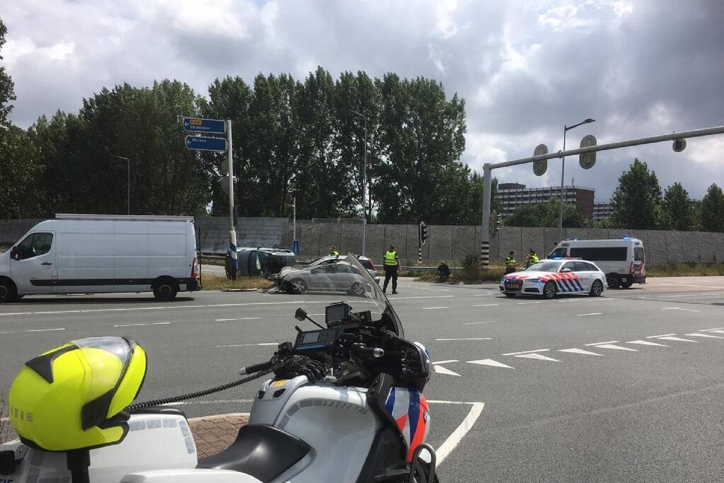 Auto slaat over de kop bij aanrijding