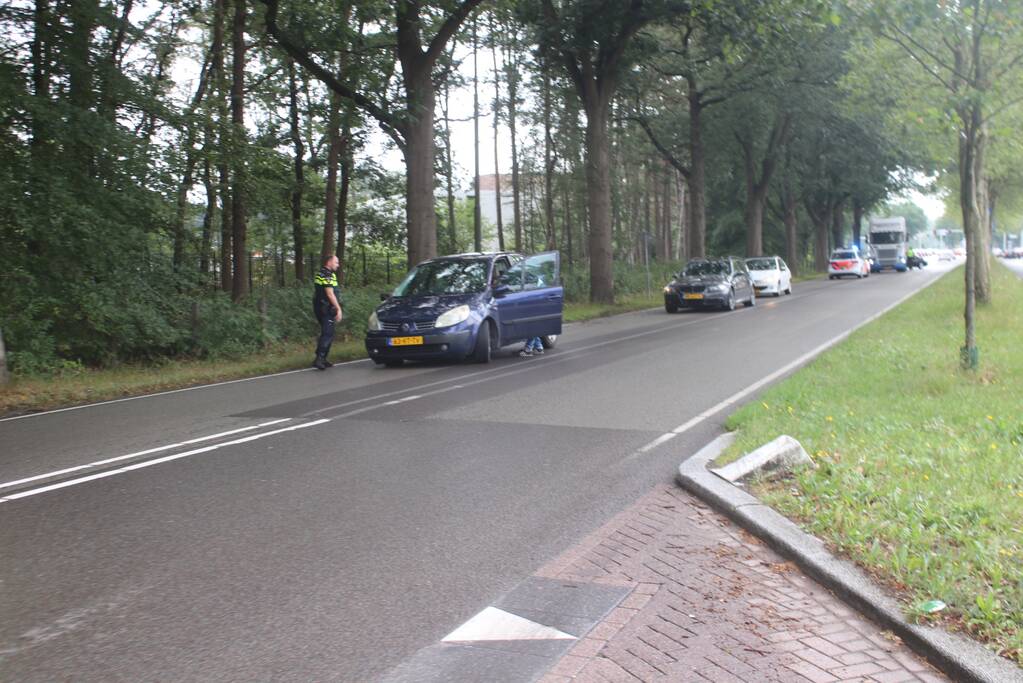 Auto botst tegen boom