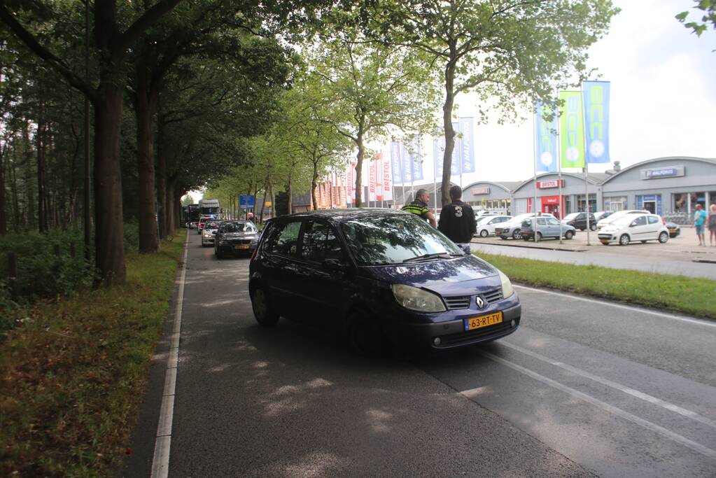 Auto botst tegen boom