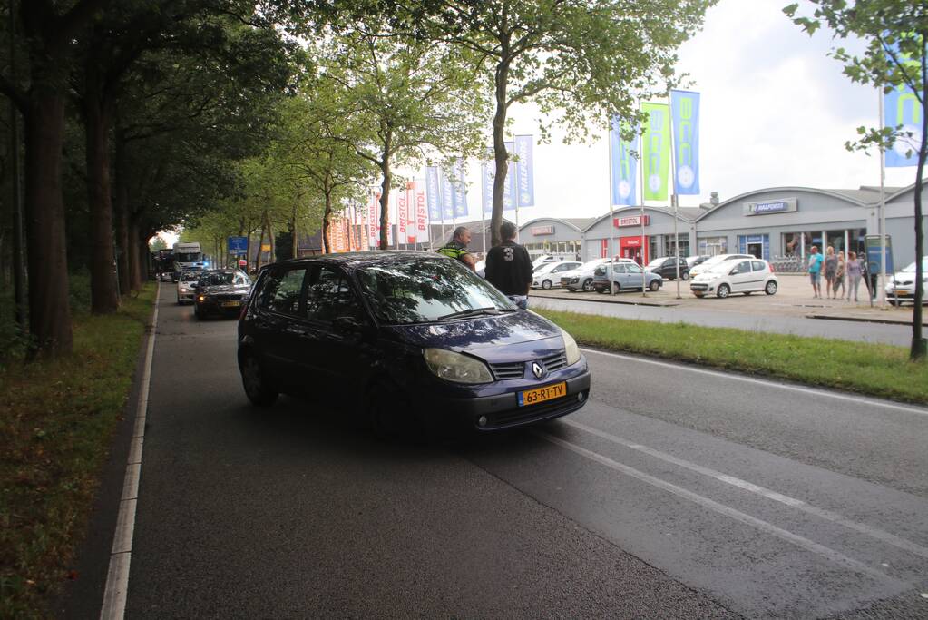 Auto botst tegen boom