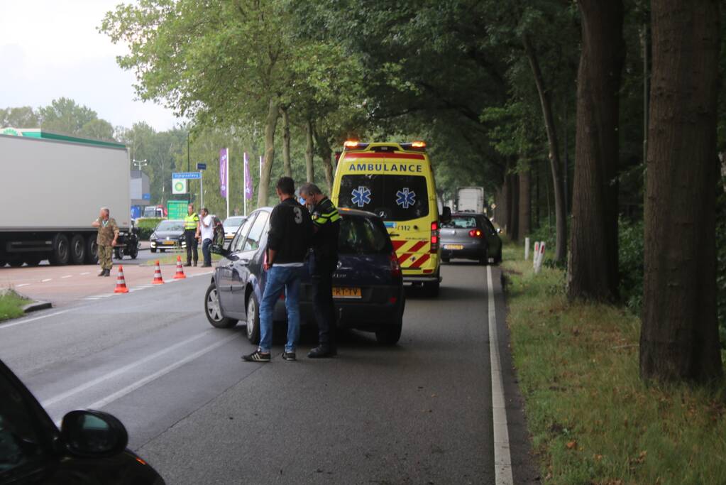 Auto botst tegen boom