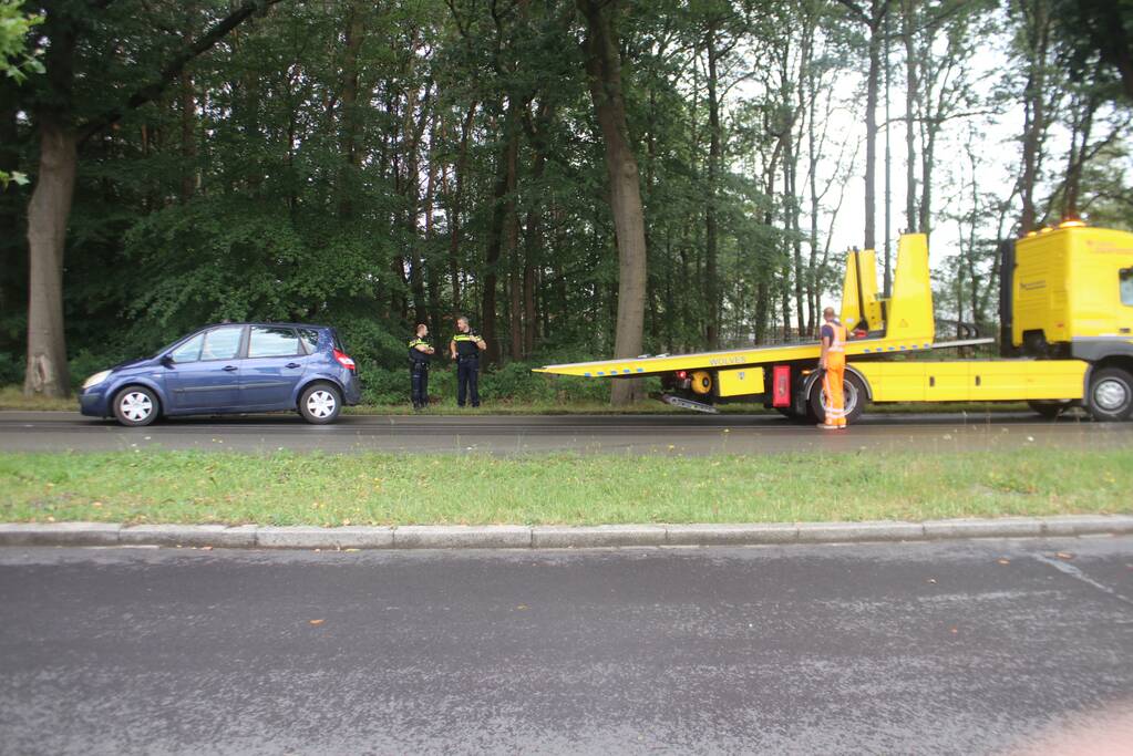 Auto botst tegen boom