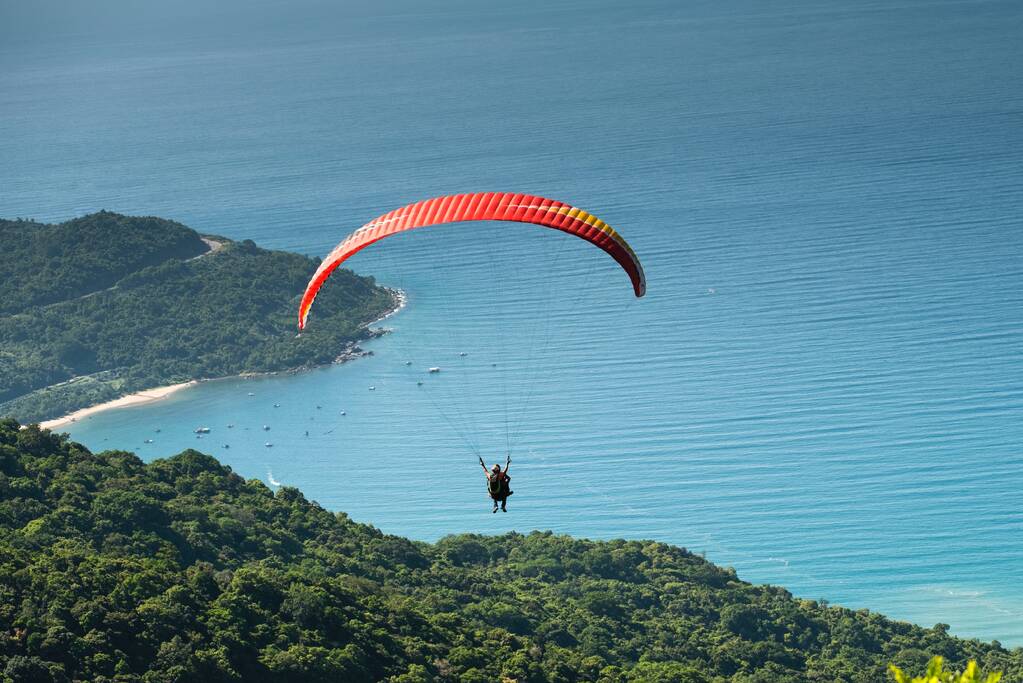 Parachutist gewond na ongelukkige val bij parasail-evenement